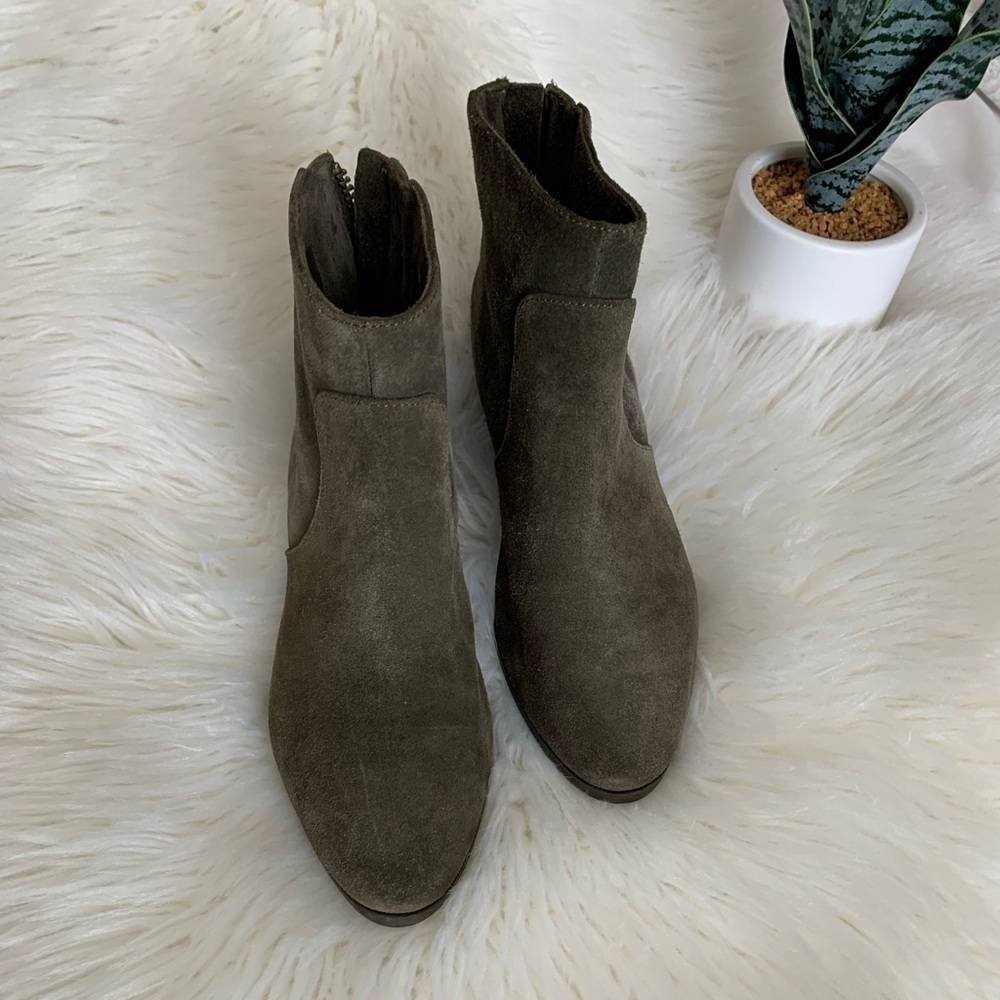 Vince Camuto- suede Green Cinza bootie